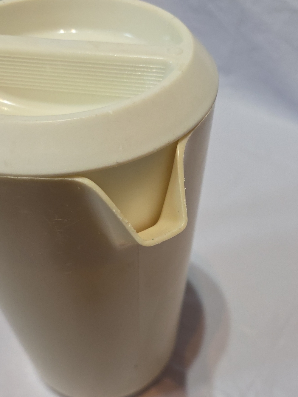 Rubbermaid VTG Almond Iced Tea Kool-Aid Lemonade Pitcher w/lid 2.25 qt - Picture 3 of 6